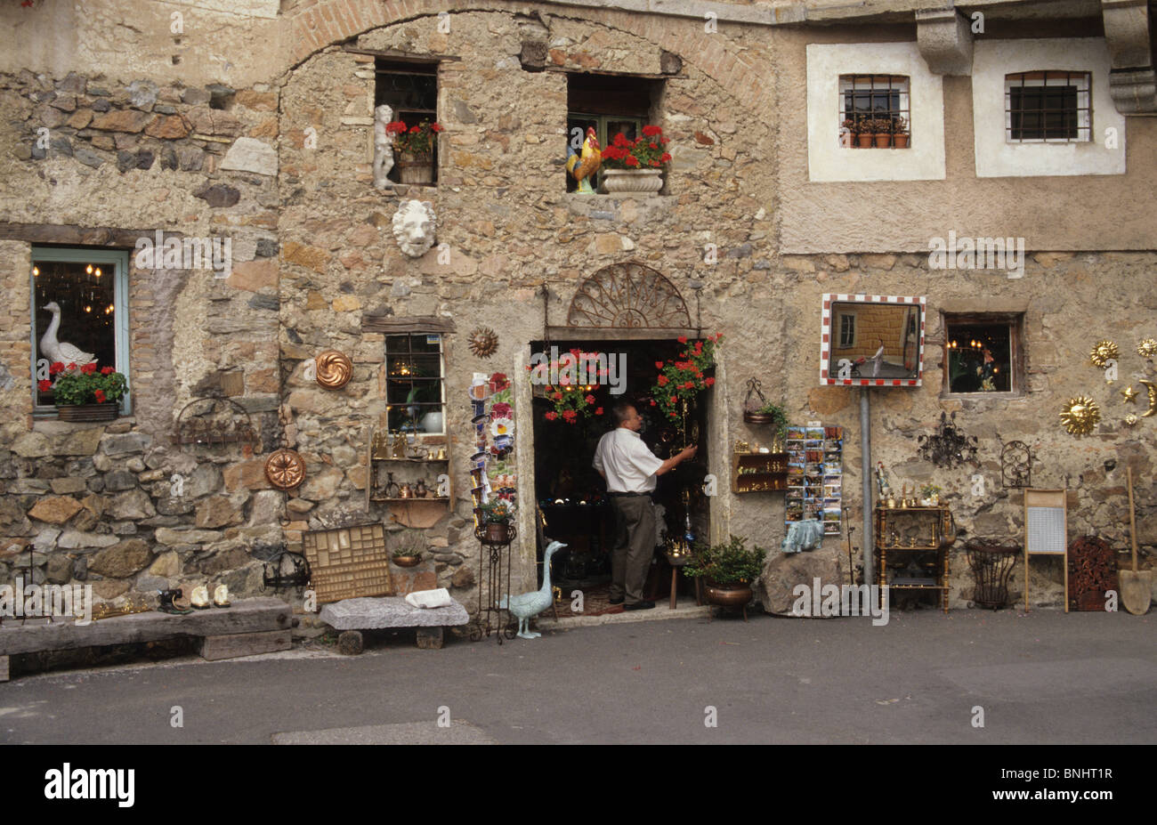 Schweiz Kanton Tessin Carona Dorf Shop Shop Alte Haus Blumen Mann Touristischen Antik Antiquitaten Ansichtskarten Waren Einkaufen Stockfotografie Alamy