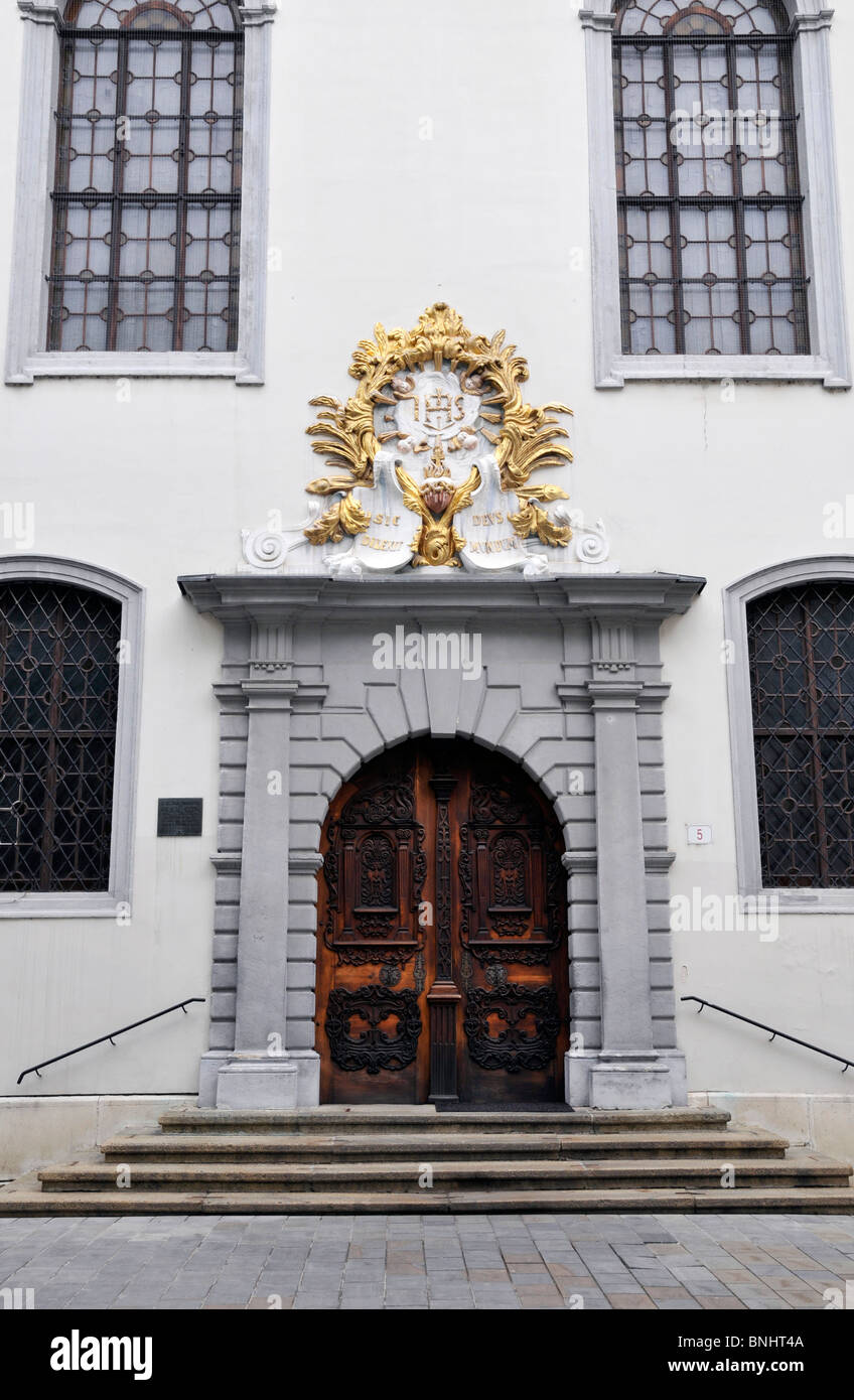 Eingang zur Kirche mit goldenen Schild über der Tür, Bratislava, Slowakische Republik, Europa Stockfoto