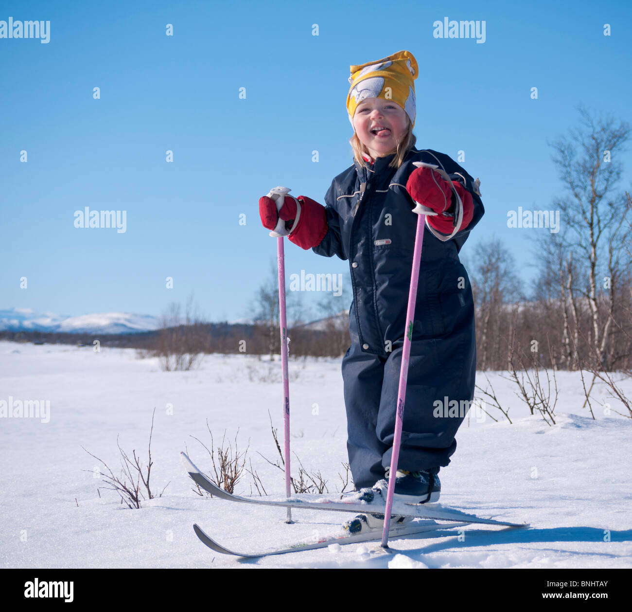 Ein drei Jahres altes Ski Mädchen macht ihren Weg an den Kaalasjärvi See in Kiruna, Lappland, Nordschweden. Stockfoto