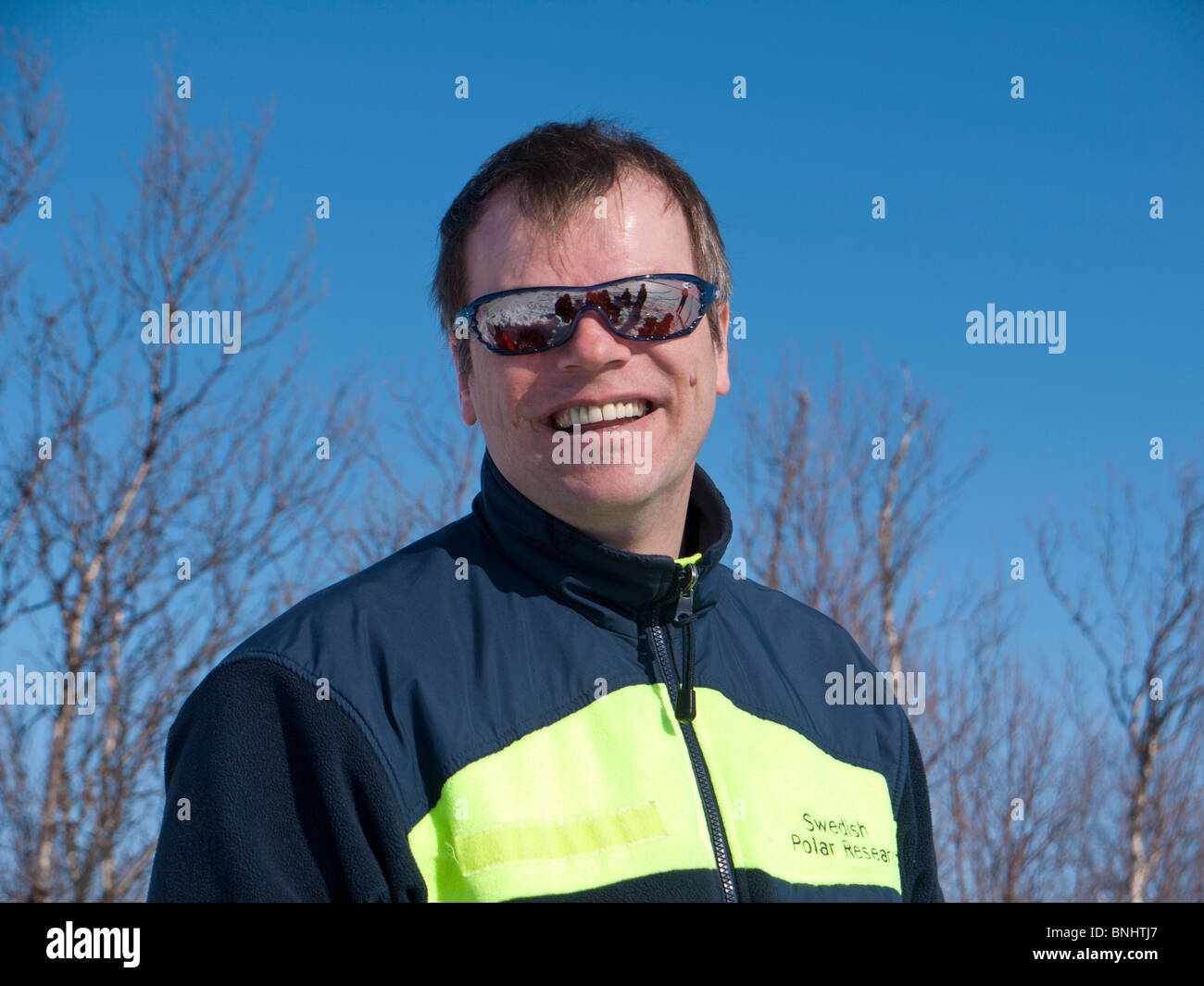 Schwedische polare Forscher in seinen Vierzigern mit Sonnenbrille in einer guten Stimmung. Stockfoto