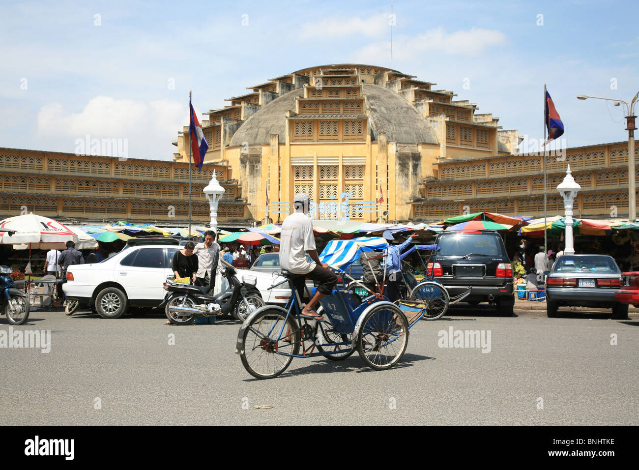 Kambodscha Phnom Penh Markt Art Art-Deco-Architektur Psah Thmay Auto Automobil Menschen Städtebau Stockfoto