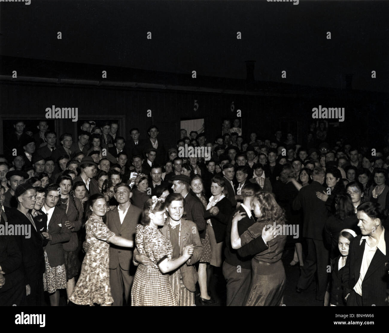 ZWEITEN Weltkriegs ehemalige Zwangsarbeiter feiert Arbeits-Lager Deutschland April 1945 Geschichte historische historische Gefangenen Gefangener Nazi Stockfoto