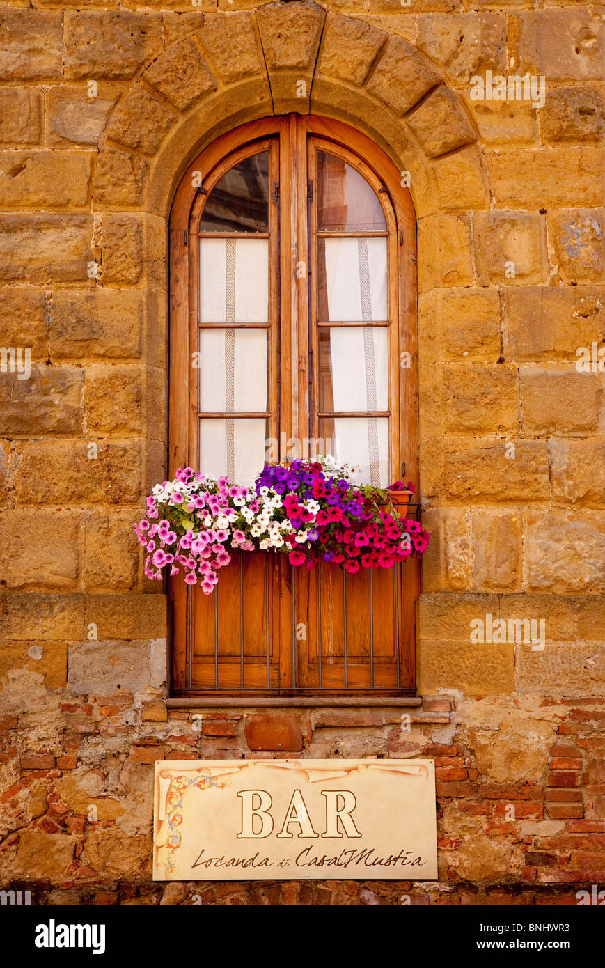 Balkontüren und Fenster in der mittelalterlichen Stadt Castelmuzio in der Nähe von Montisi, Toskana Italien Stockfoto