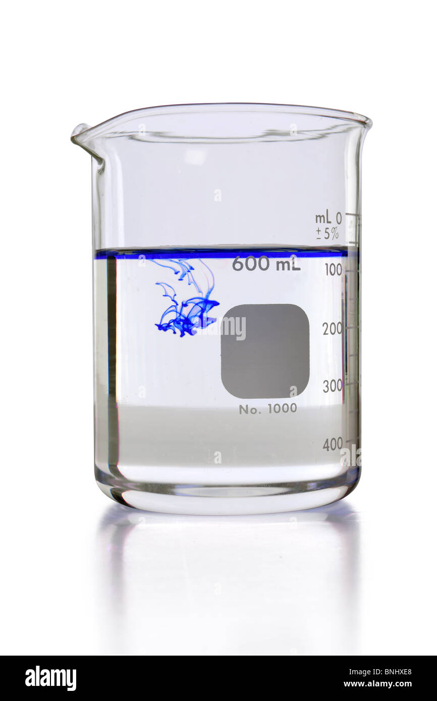 Labor-Becher mit blauer Farbstoff in klare Flüssigkeit - Clipping-Pfad Stockfoto