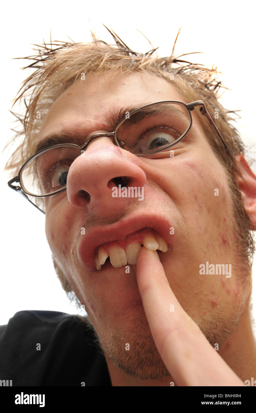 Hässlicher Mann Kommissionierung seine schiefen Zähne isoliert auf weiss Stockfoto