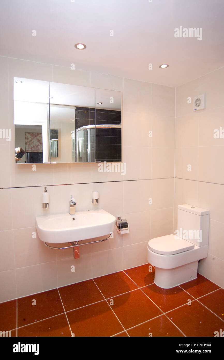 Badezimmer Bodenfliesen Spiegel Waschbecken WC Toilette Architektur Innenarchitektur Stockfoto