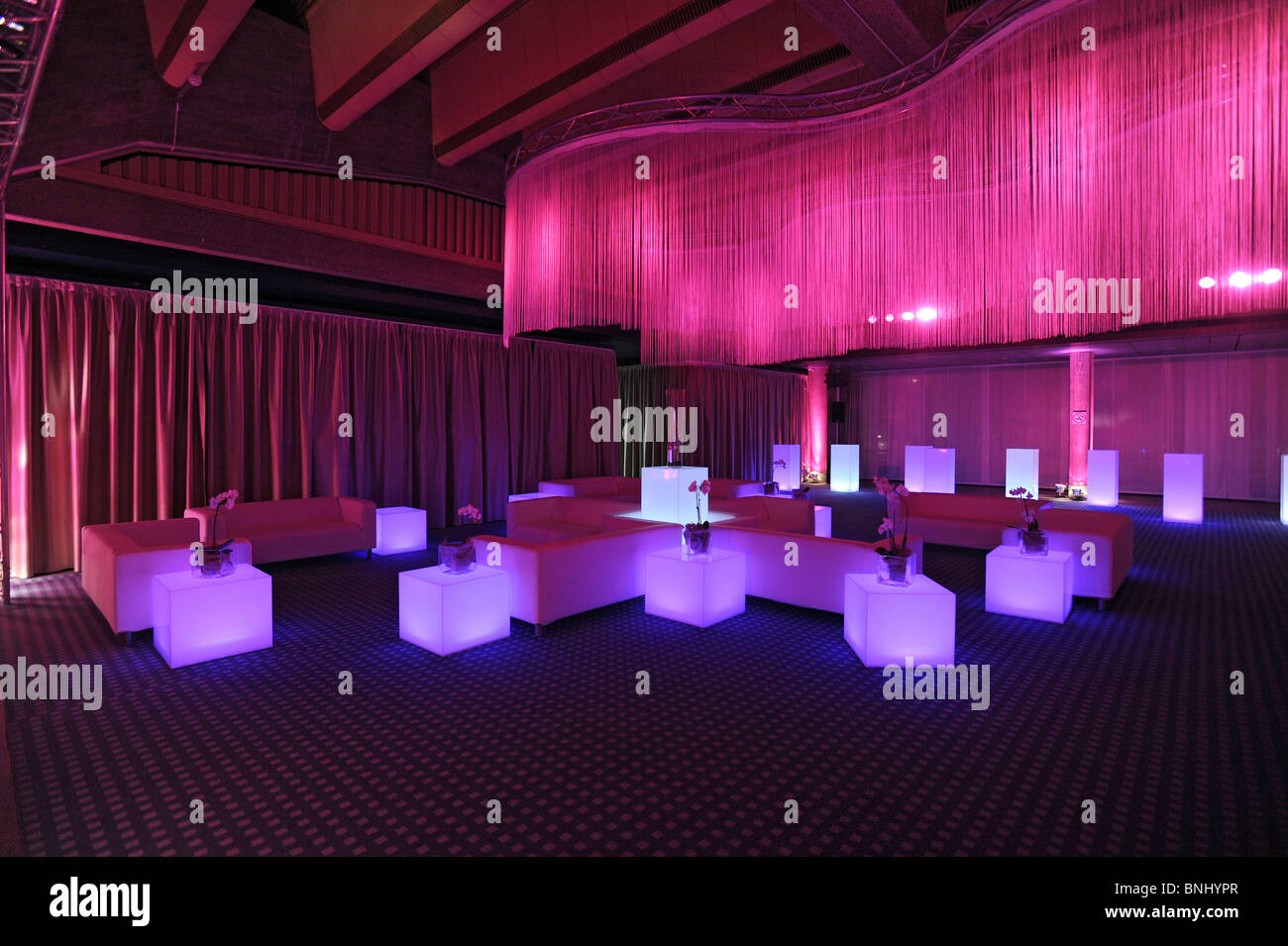 Event Firma Abend Nacht Club Lounge Hall Partei Sofa Lichtarchitektur indoor Indoor Design Tische Abend feiern Stockfoto