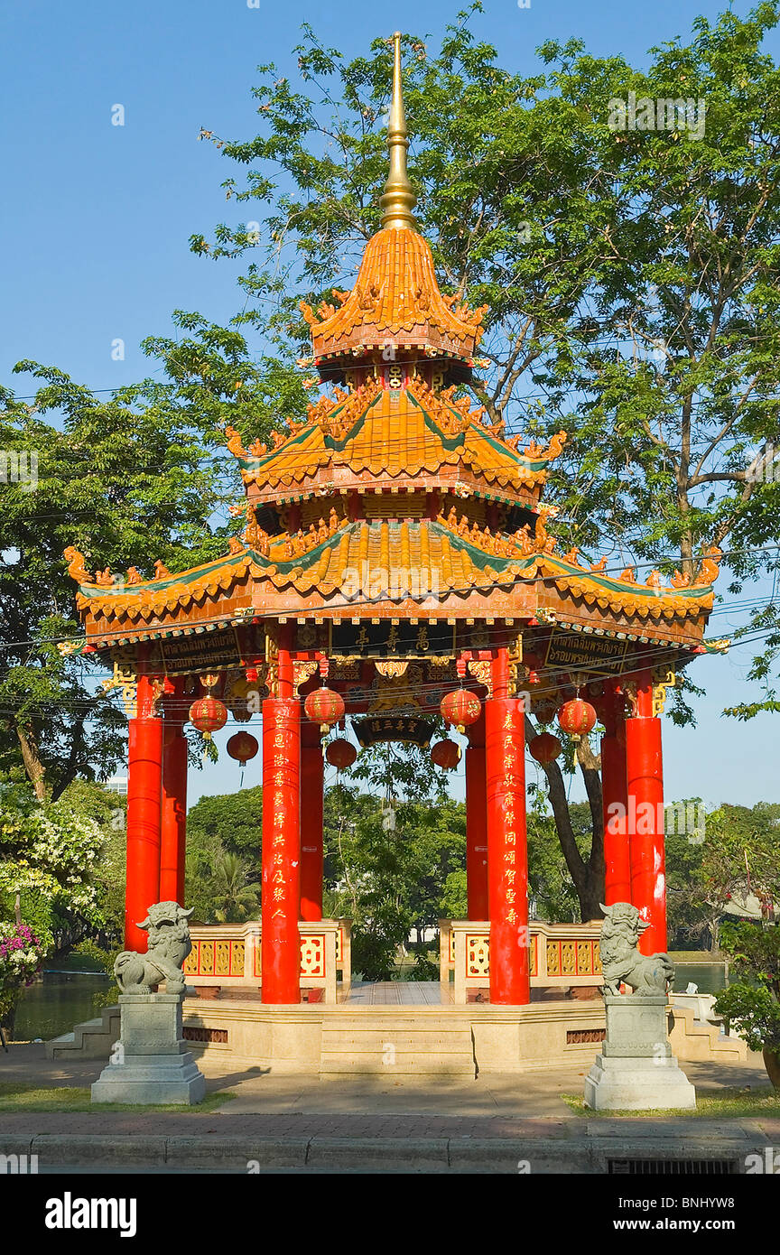 Bangkok Stadt Süd-Ost-Asien in Thailand Siam Erholung Tempel Pagode Park  rote Zahlen Lampions Pavillon blau Stockfotografie - Alamy