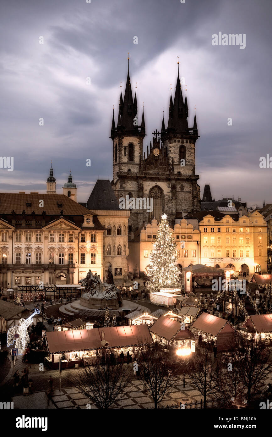 Tschechien Prag Weihnachtsbeleuchtung Weihnachtsmarkt alte Stadt Stare Mesto kirchlichen Ort Tradition traditionelle Dämmerung am Abend Stockfoto