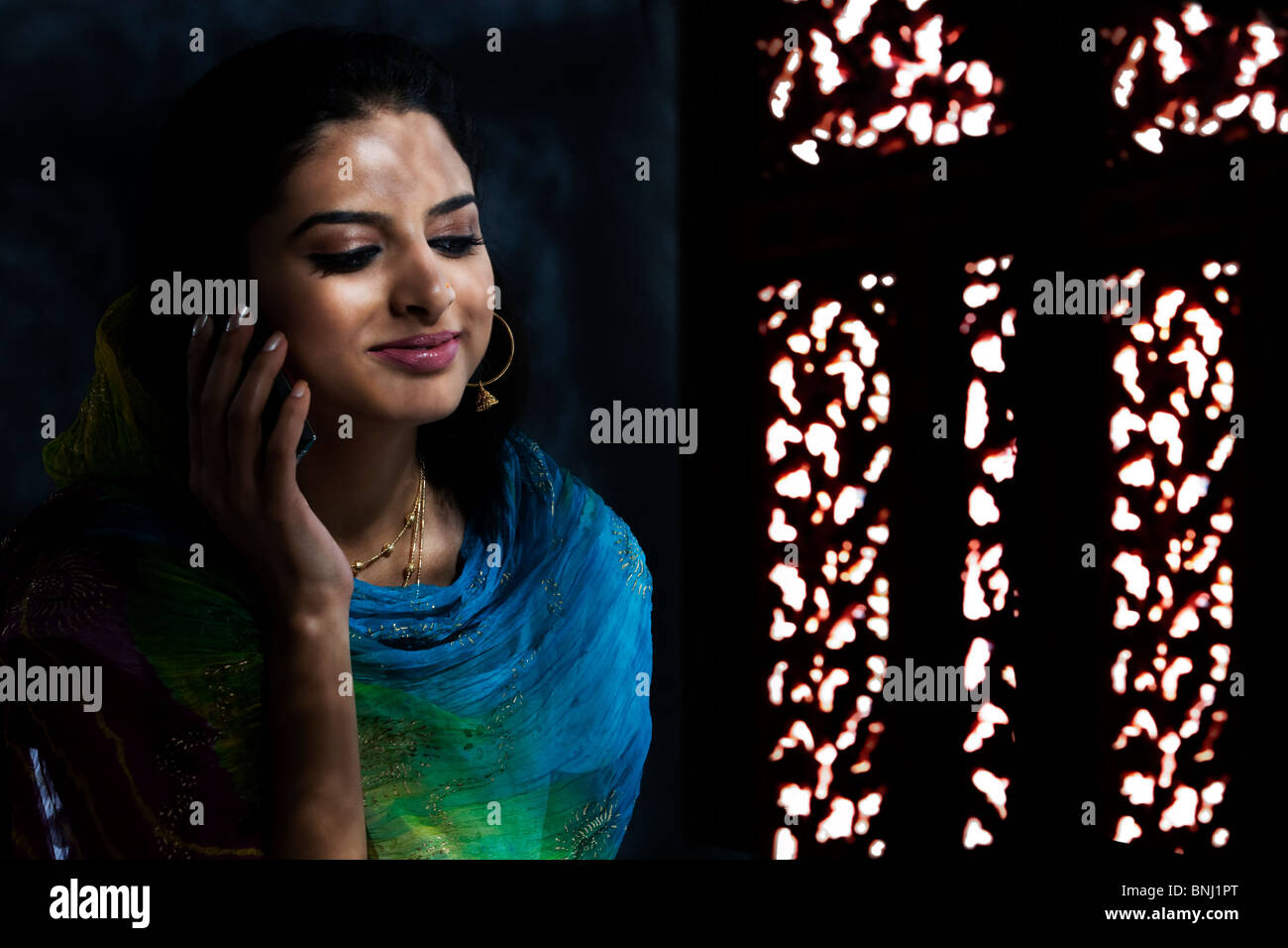 Muslimische Frau am Telefon sprechen Stockfoto