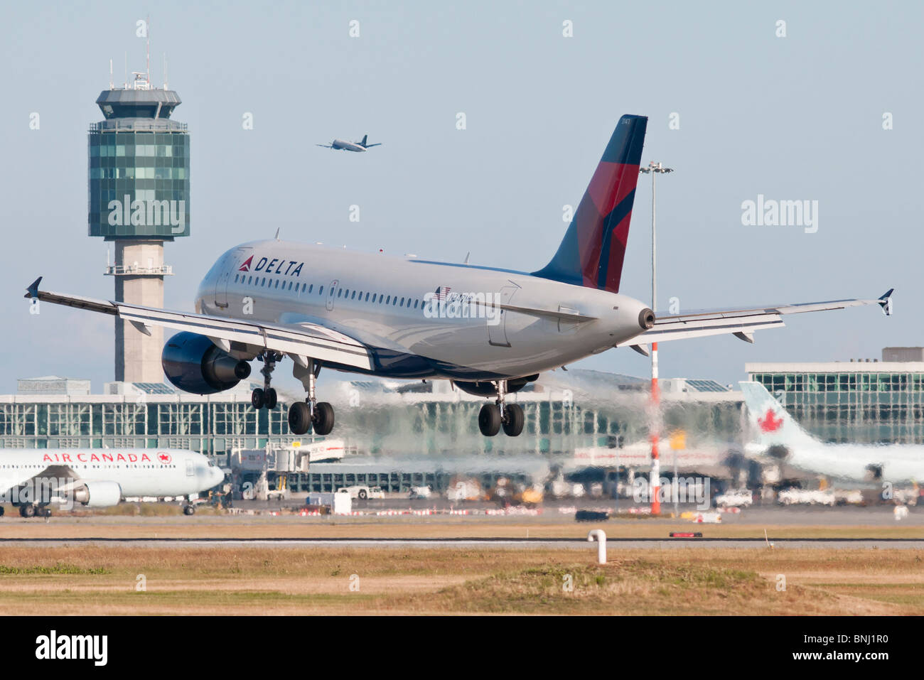 Eine Delta Air Linien Airbus A319 (A319-114) kommerzielle Jet Flugzeug landet auf dem Flughafen Vancouver International Airport. Stockfoto