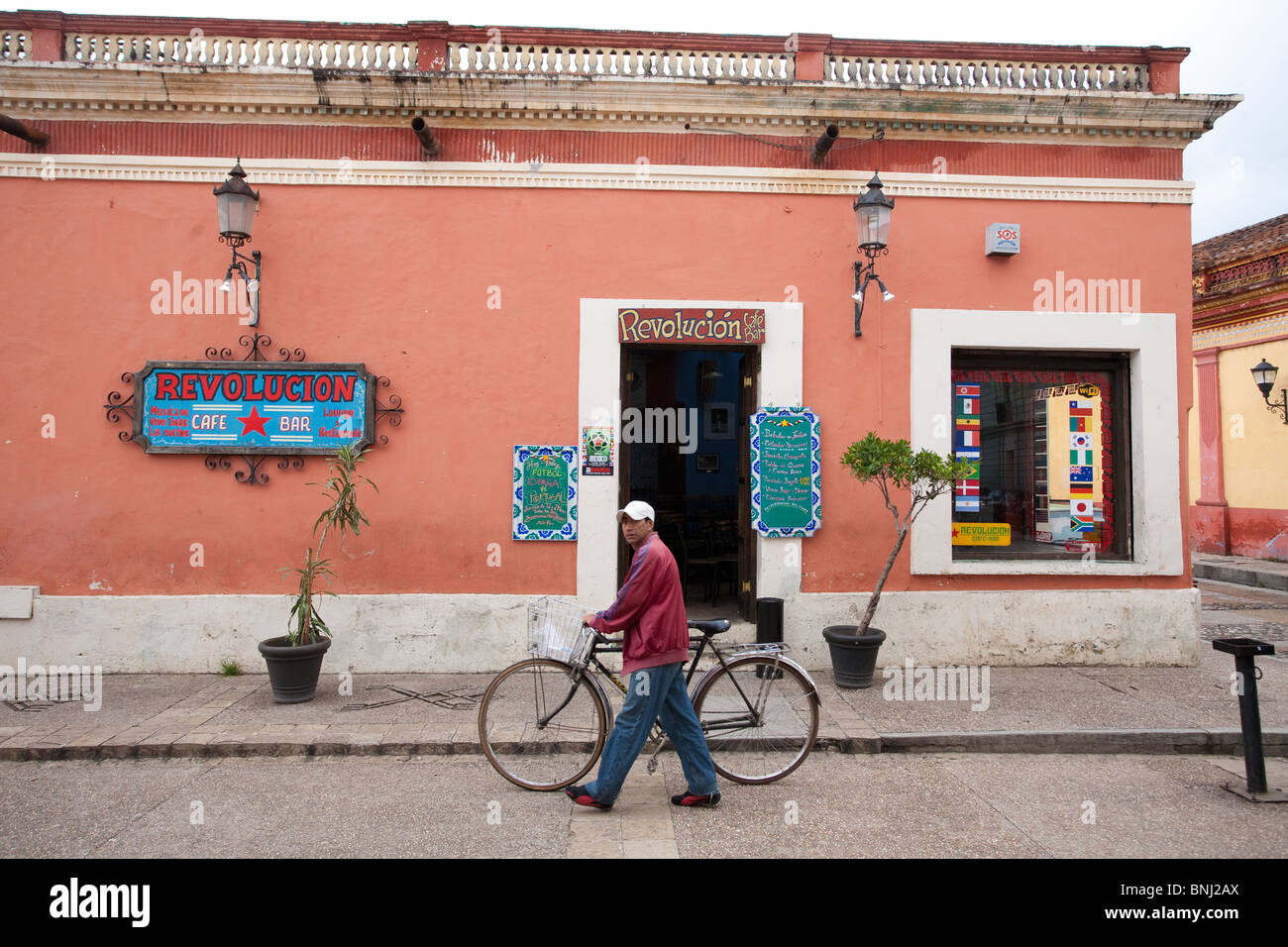 Bar-Revolucion Fassade in San Cristobal de Las Casas, Chiapas, Mexiko Stockfoto