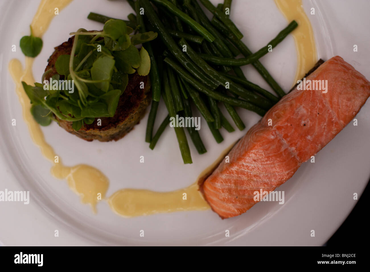 Gebackener Lachs, serviert mit grünen Bohnen und herbed zerdrückten Kartoffeln. Stockfoto