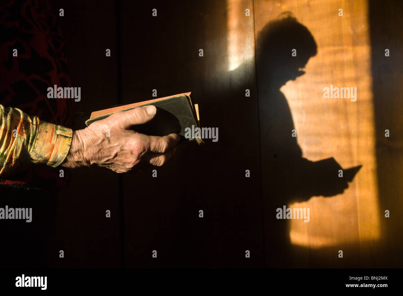 Morgengebet Großmutter mit dem Buch Stockfoto