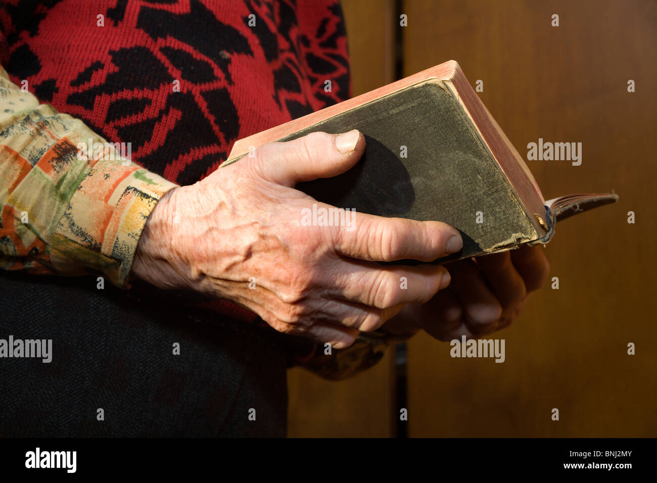 Morgengebet Großmutter mit dem Buch Stockfoto