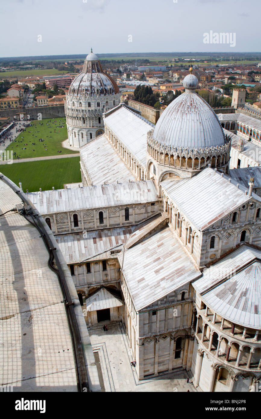 Pisa - Dom und Baptisterium des Heiligen Johannes - Piazza dei Miracoli - vom Turm hängen Blick Stockfoto