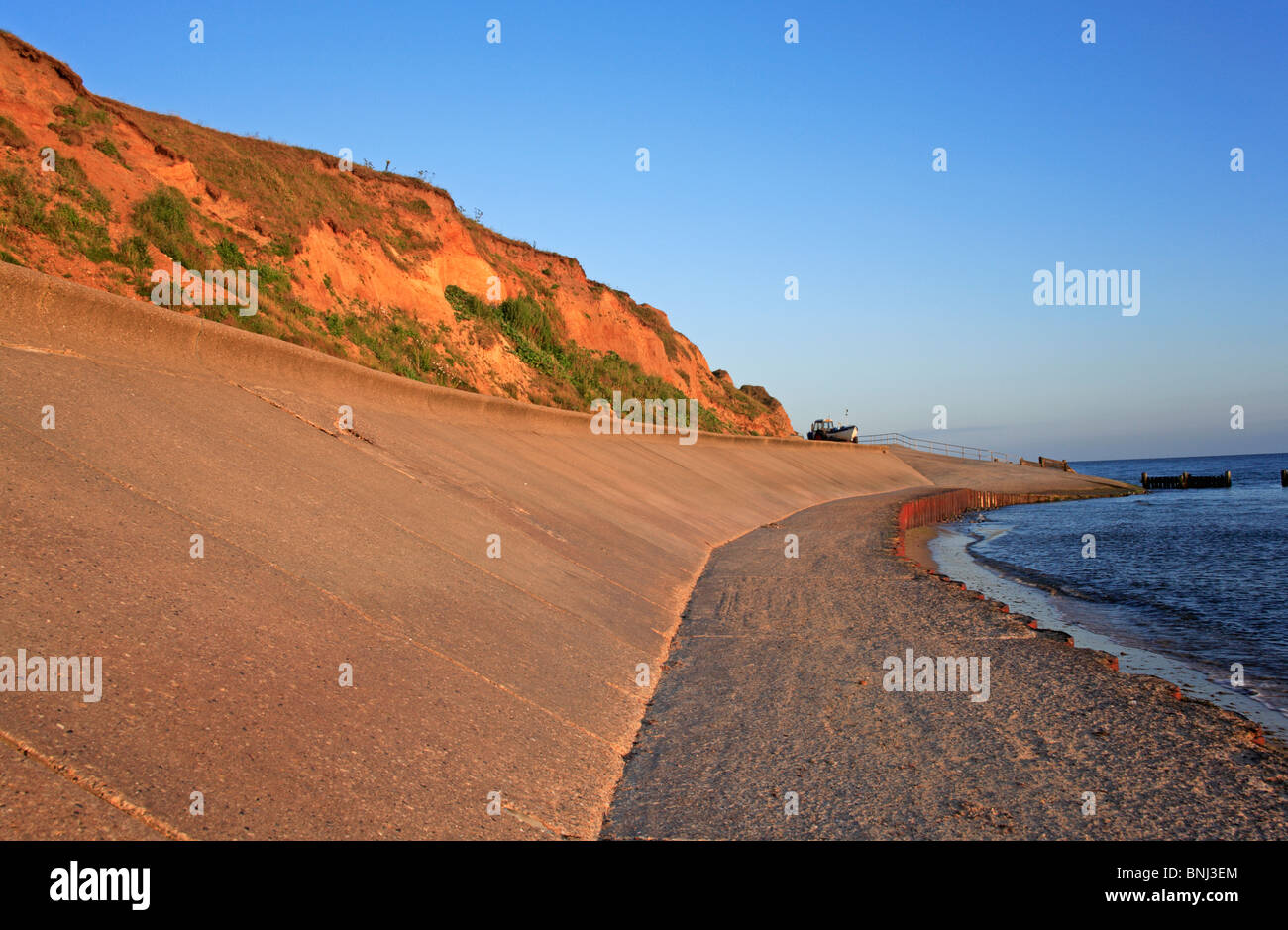 Betonwand Meer und Rock Klippen und Zugang zum Strand vor Erosion am West Runton, Norfolk, England, Vereinigtes Königreich zu schützen. Stockfoto