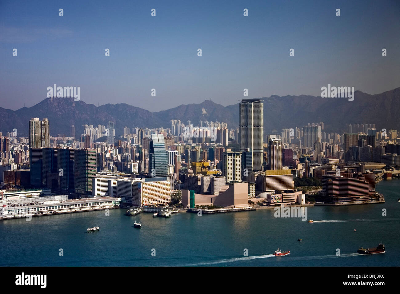 Hong Kong Hongkong Asien Kowloon Tsim Sha Tsui District Wolkenkratzer Hochhäuser Wolkenkratzer Hafen Port-Gebäude Stockfoto