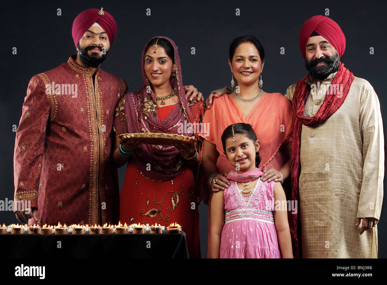 Portrait einer Sikh-Familie mit diyas Stockfoto