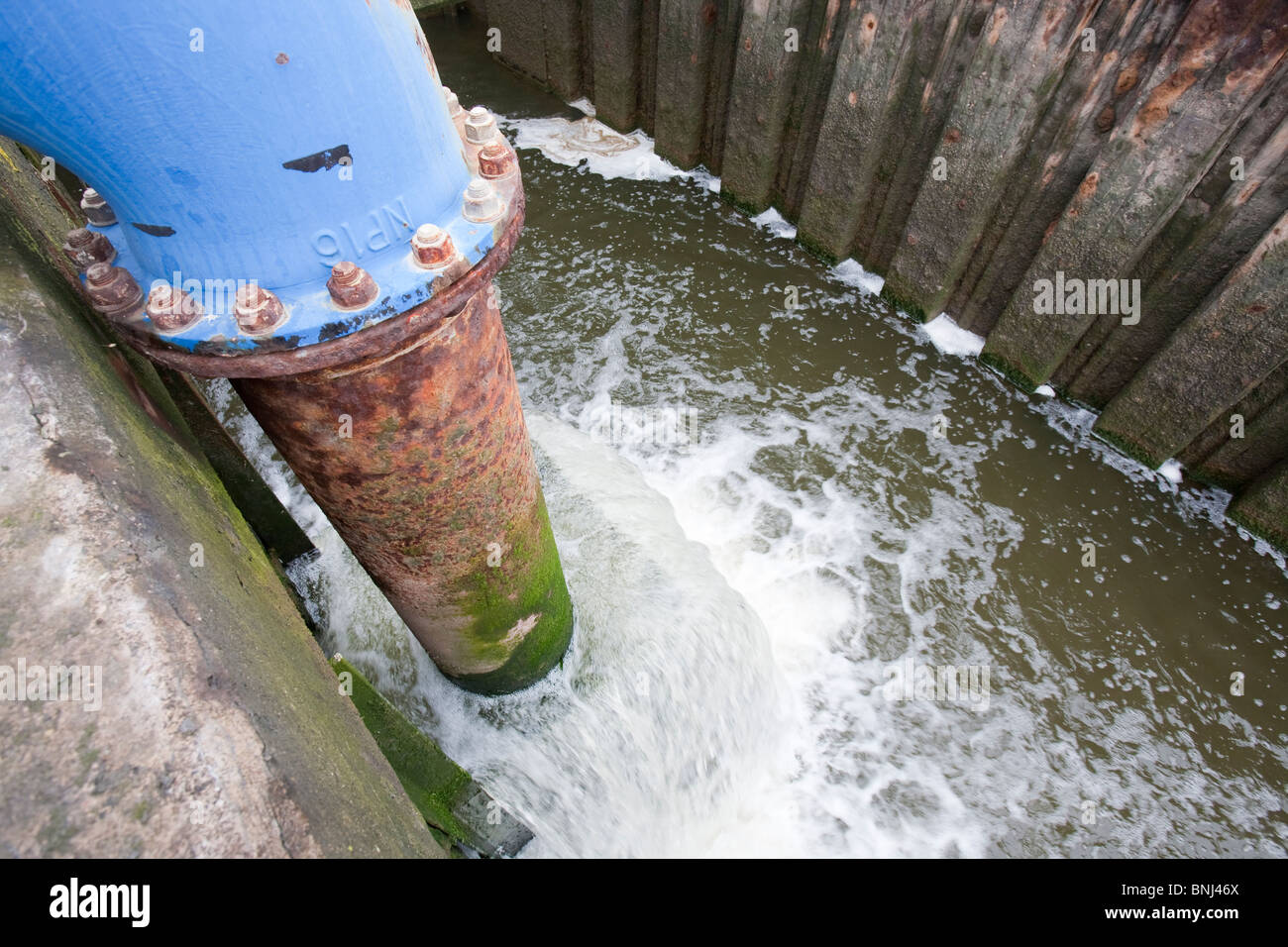 Pumpen von Wasser aus aufgearbeiteten Salz-Sumpf Land, tief liegend und anfällig für Küsten Überschwemmung in Nord-Wales Stockfoto