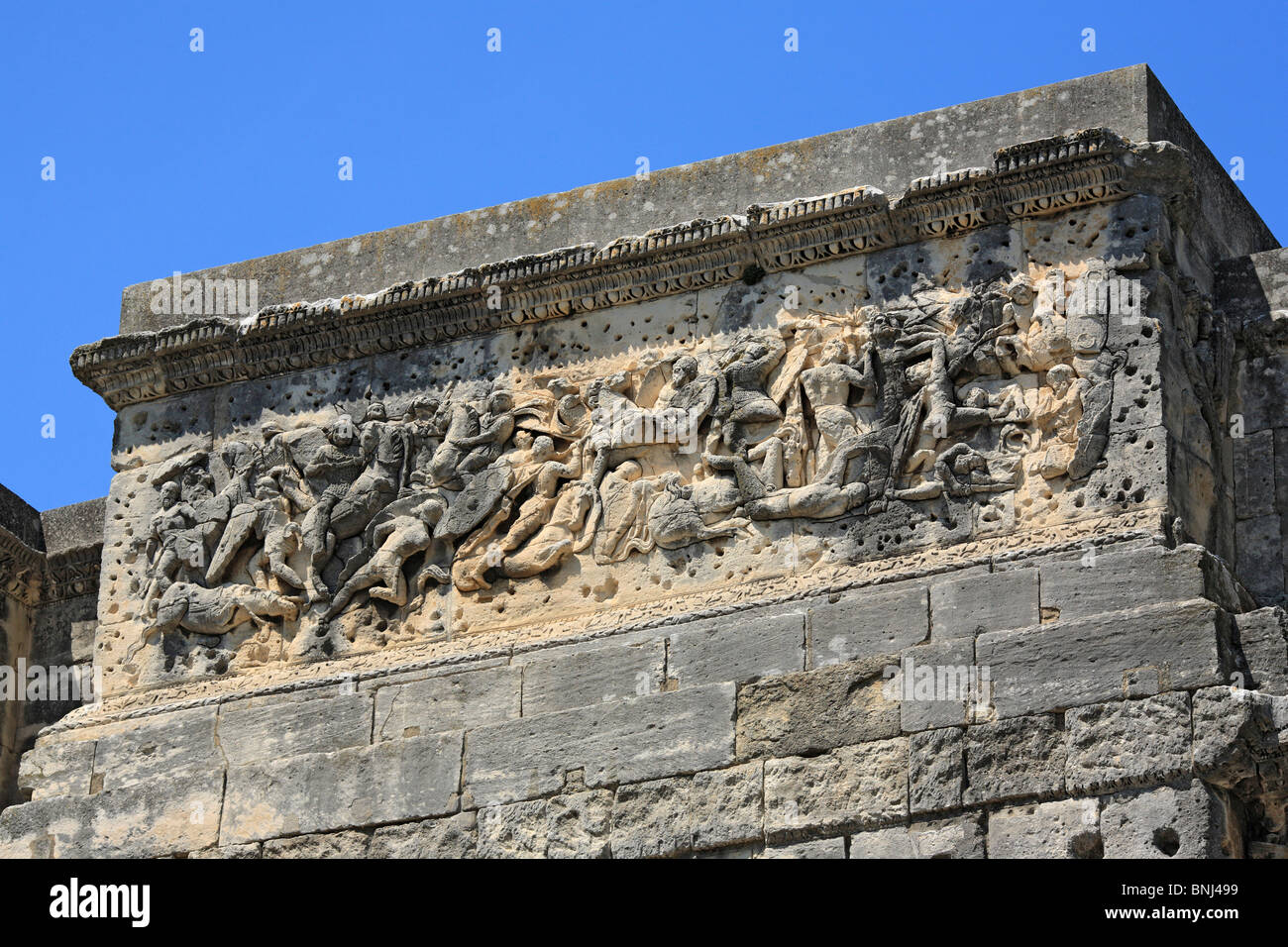 Reisen Westeuropa Europa European Tourism tagsüber Frankreich Französisch römischen Skulptur Statue blauen Himmel Stein Bas Relief Figur Stockfoto