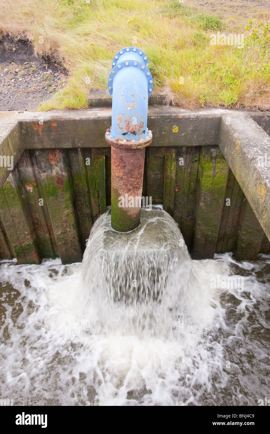 Pumpen von Wasser aus aufgearbeiteten Salz-Sumpf Land, tief liegend und anfällig für Küsten Überschwemmung in Nord-Wales Stockfoto