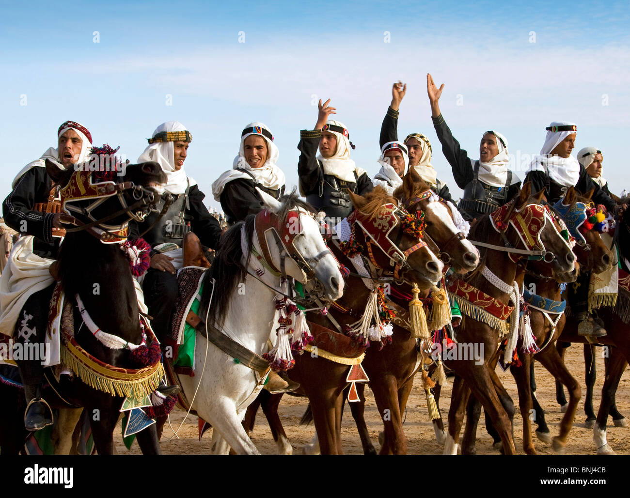 Tunesien Afrika Nordafrika arabischen Arabisch arabische Douz Stadt Stadt Berber Männer Männer Turban kein Model Release Pferde Reiter Stockfoto
