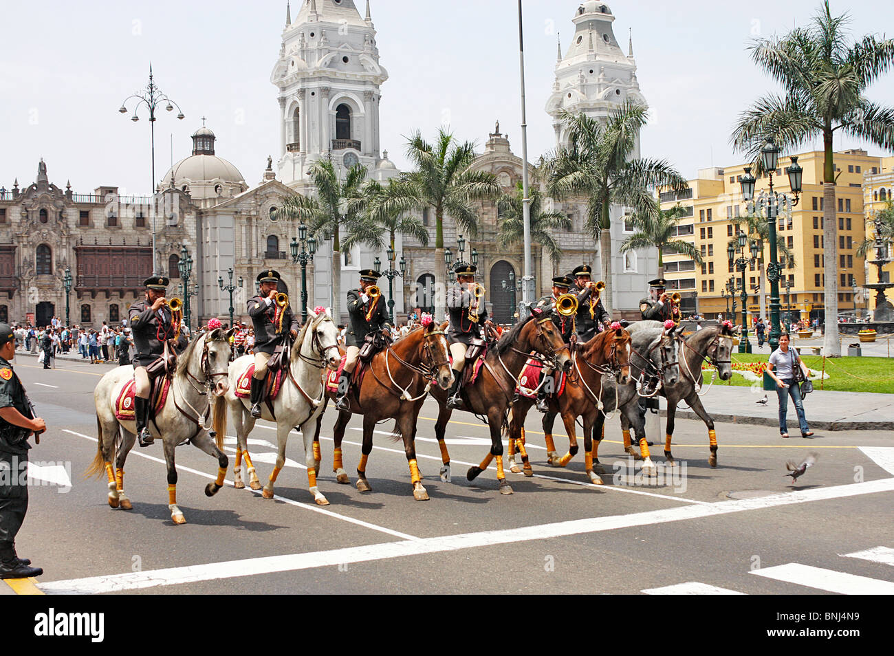 Bugler es Fahrt vorbei an der königlichen Präsidentenpalast auf der täglich wechselnden ot die Wache im Plaza Mayor, Lima, Mexiko montiert. Stockfoto