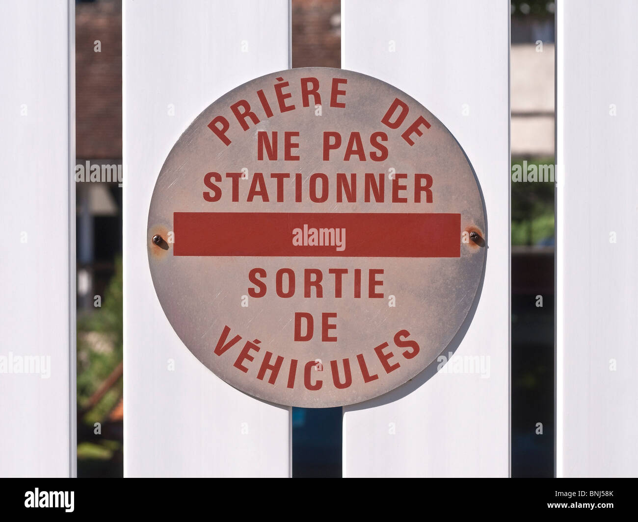 Kein Parkplatz French / Ausweg für Autos Warnzeichen. Stockfoto