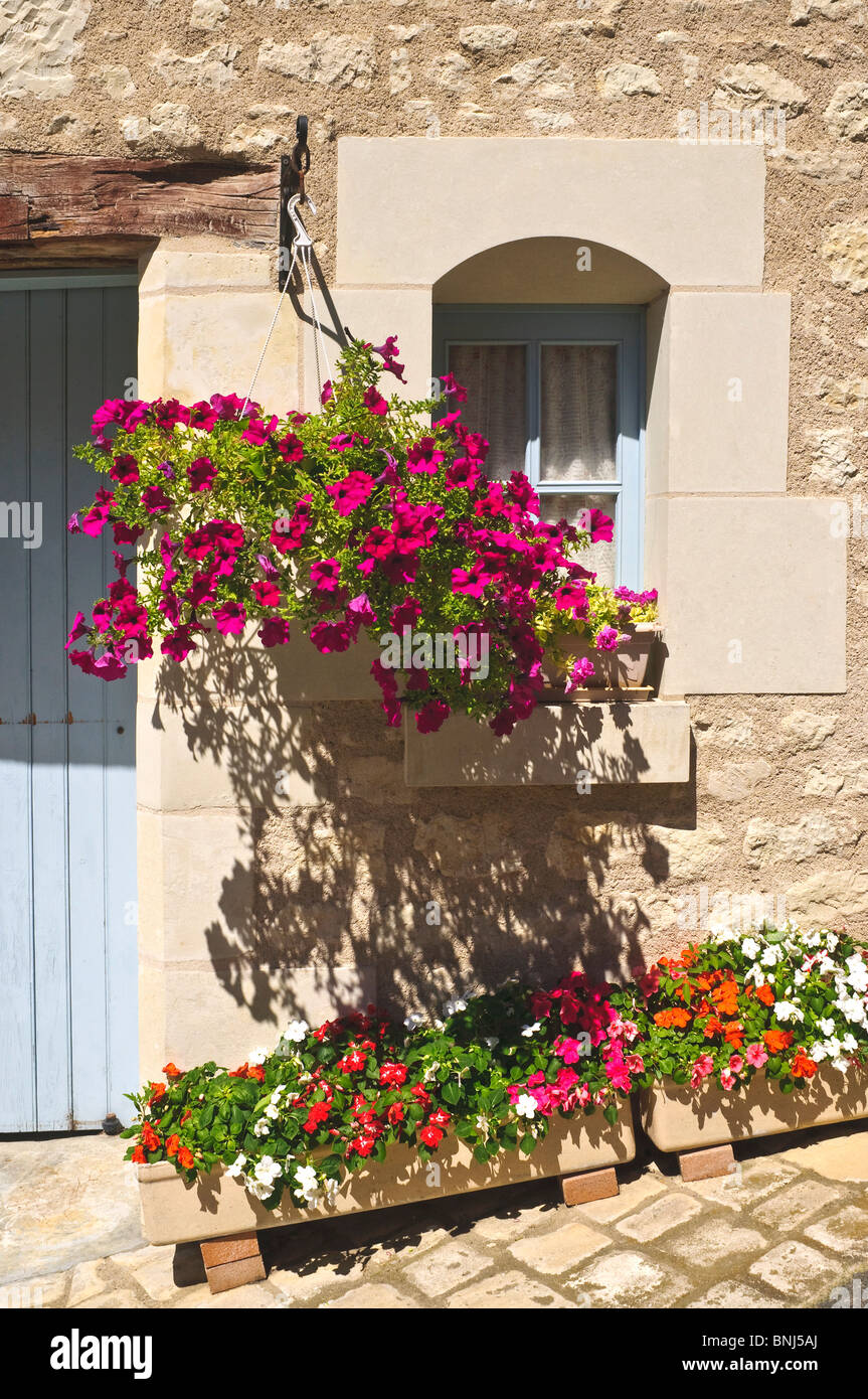 Hängenden Korb und Pflanzer außerhalb renoviertes Steinhaus - Frankreich. Stockfoto