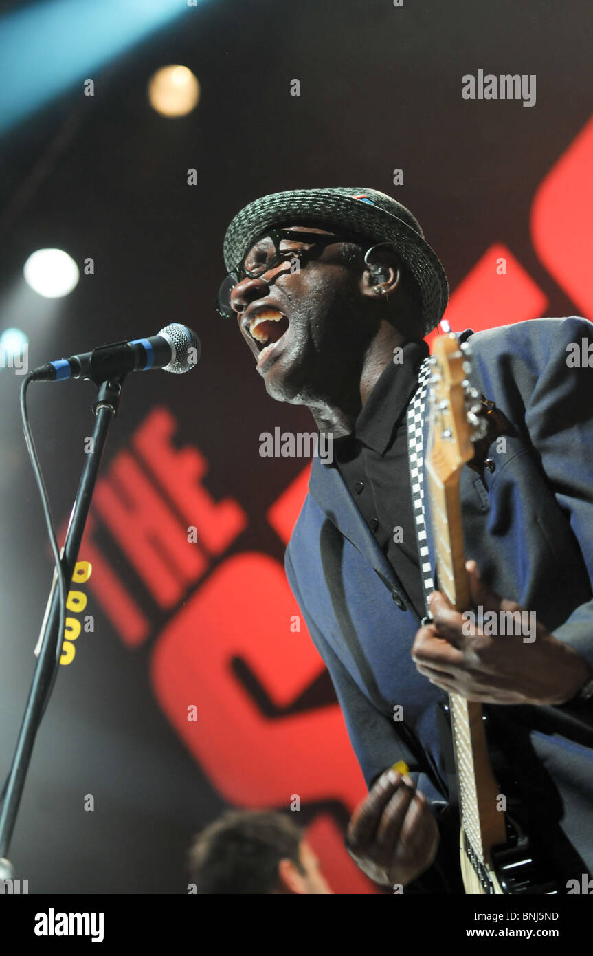 Lynval Golding The Specials Rhythmus-Gitarrist auf der Bühne in Wolverhampton Civic Hall Stockfoto