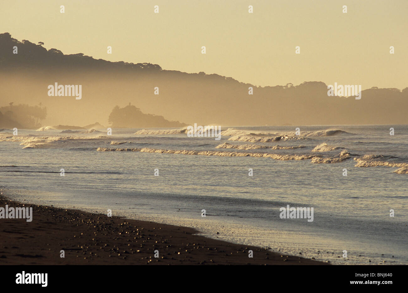 Costa Rica Pazifik Küste Meer surfen Wellen am Strand Strand Playa Dominical Mittelamerika Landschaft Landschaft Natur twilight Stockfoto