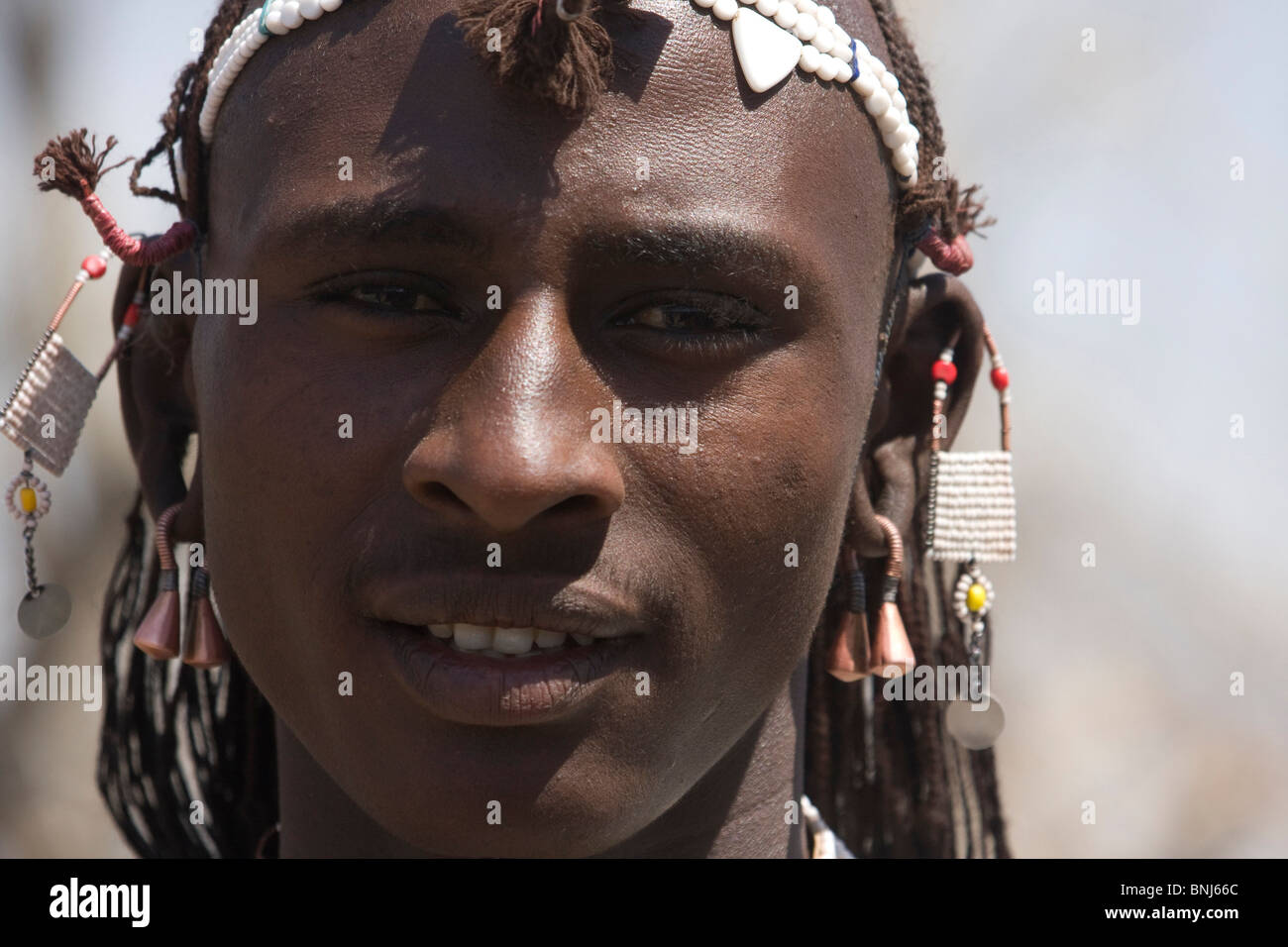 Tansania Afrika Masai Stamm Mann Porträt Gesicht Schmuck einheimischen  einheimischen einheimischen Ureinwohner Stockfotografie - Alamy