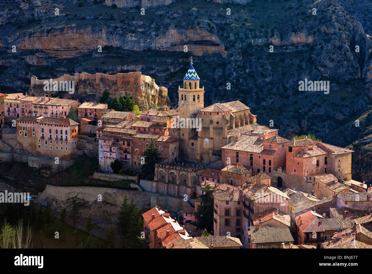 Spanien Aragon Region Bereich Teruel Provinz Albarracin Stadt Stadt Hügel Neigung Neigung Häuser Häuser Kirche Mittelalter Dächer Stockfoto