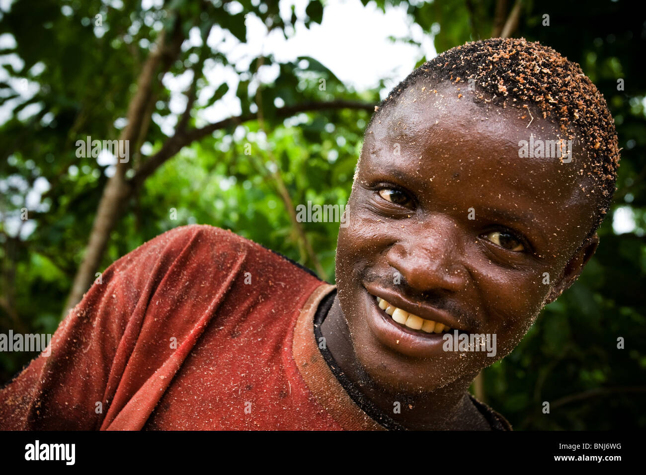 Eine Abstocker nimmt sich eine Auszeit beim Fällen eines Baumes, Ghana Stockfoto