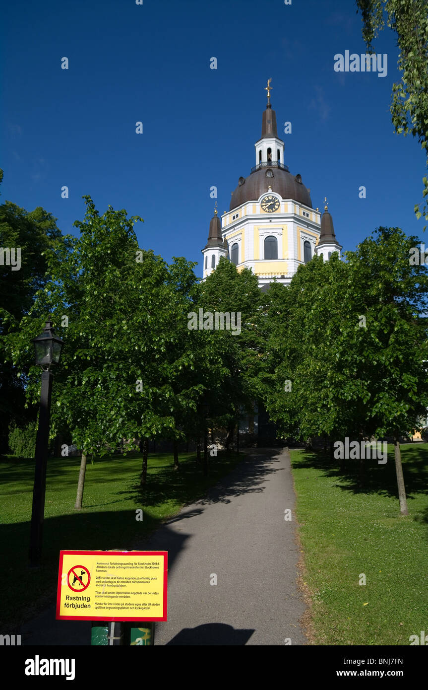 Katarina Kyrka (Katharinenkirche) in Stockholm mit Hundewiesen Regeln Platte im Vordergrund. Stockfoto