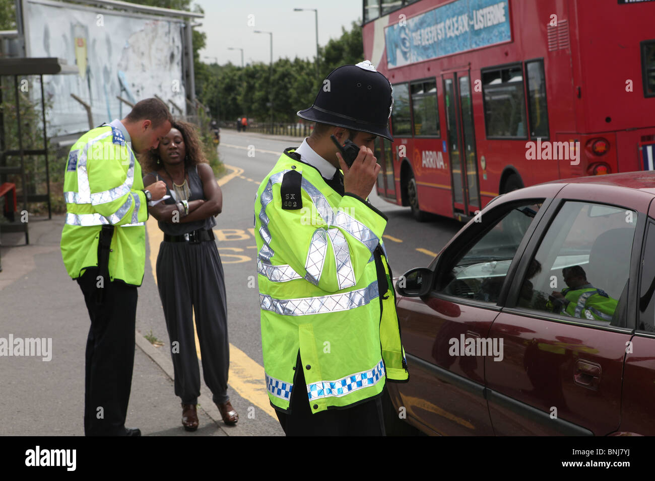 ein Stachel Polizeieinsatz in Barnet, North London. Die Polizei Autos zu stoppen und Suche sie, um Verbrecher zu finden oder Stockfoto