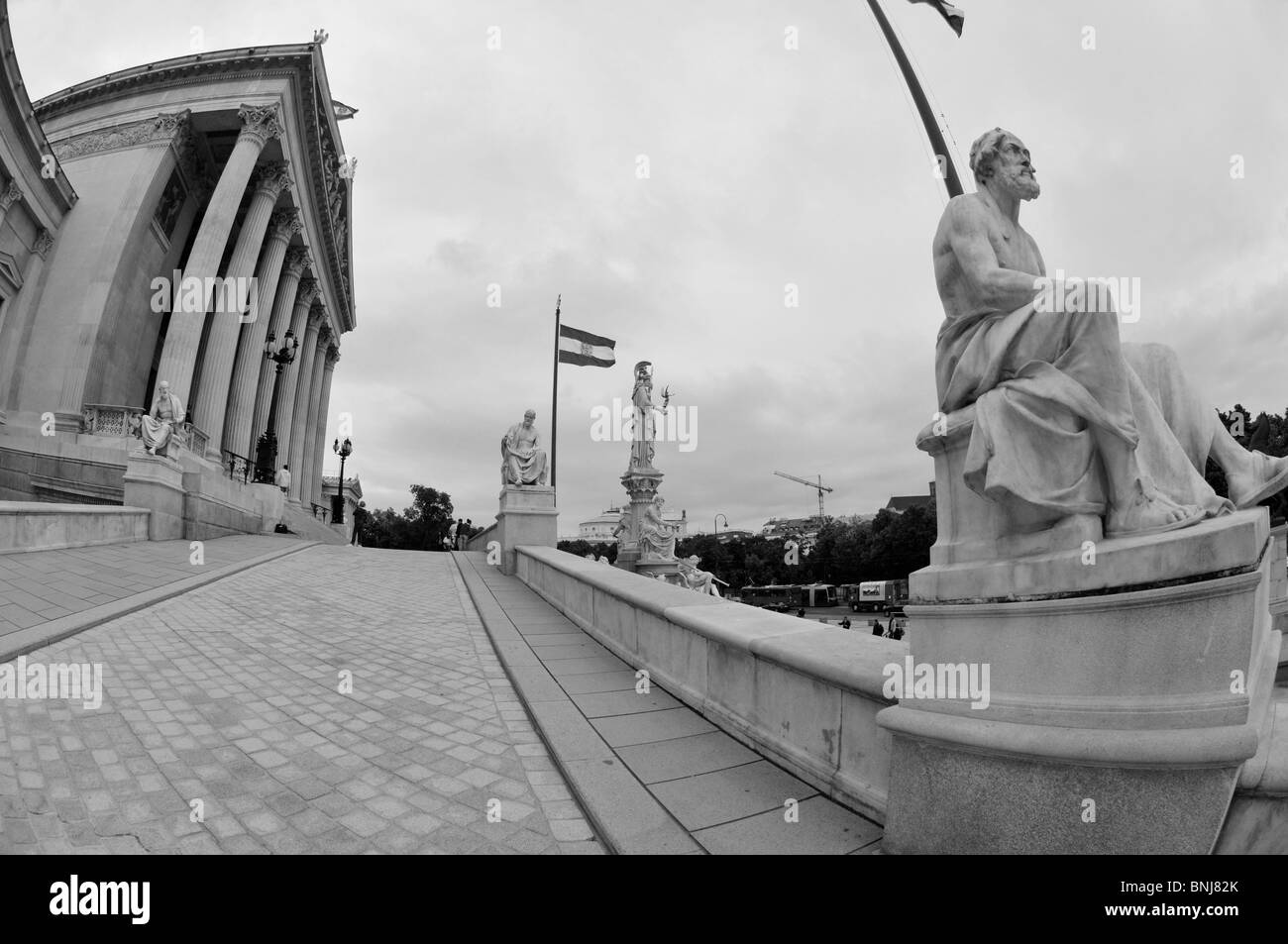 Philosoph-Statue, die linke Seite des Parlamentsgebäudes, Wien, Österreich, Europa Stockfoto