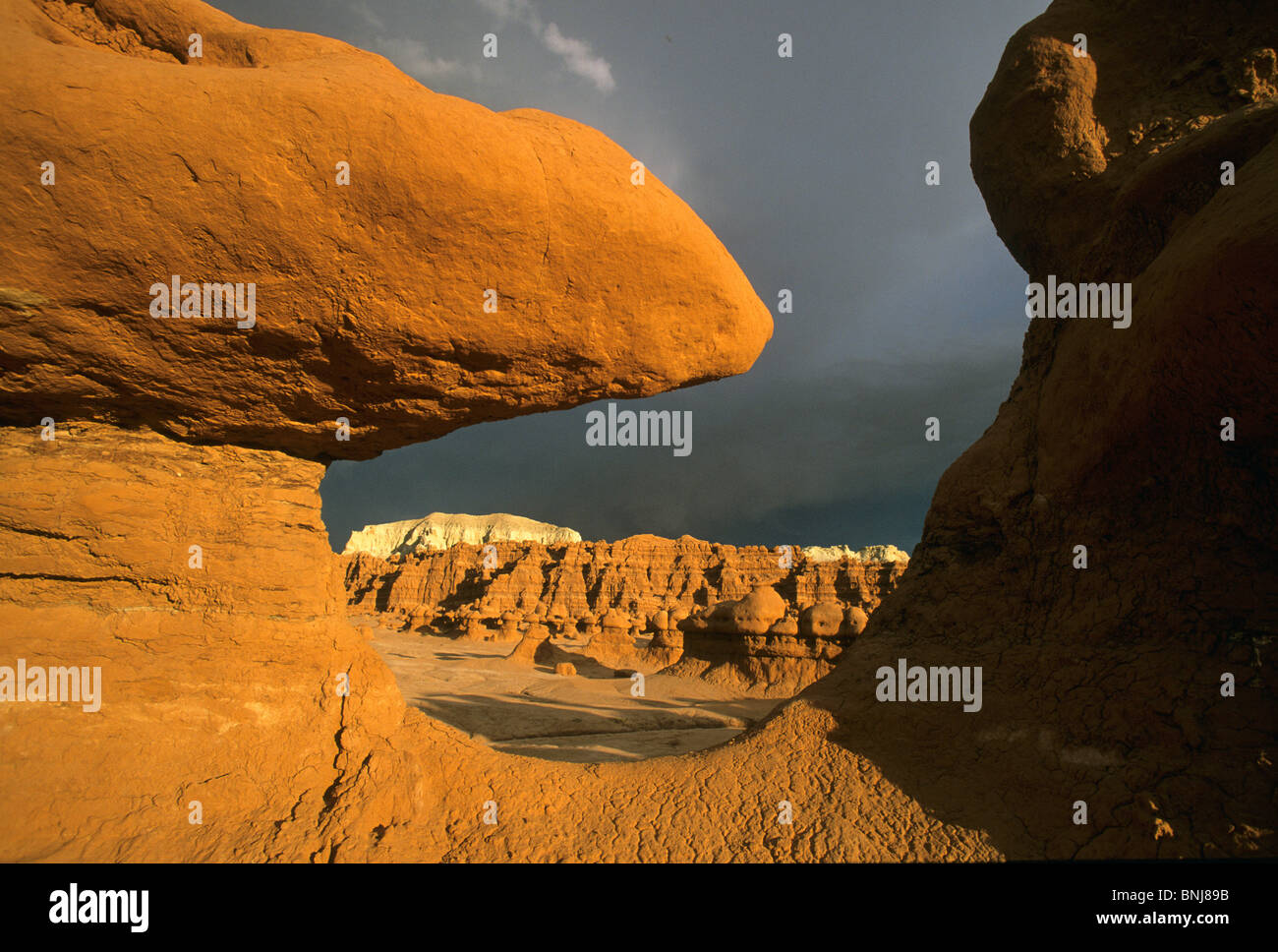 USA-Utah Sandstein Säulen mushroom Rock Goblins Kobolde abends leichte Dämmerung Gewitterwolken Goblin Valley North America United Stockfoto