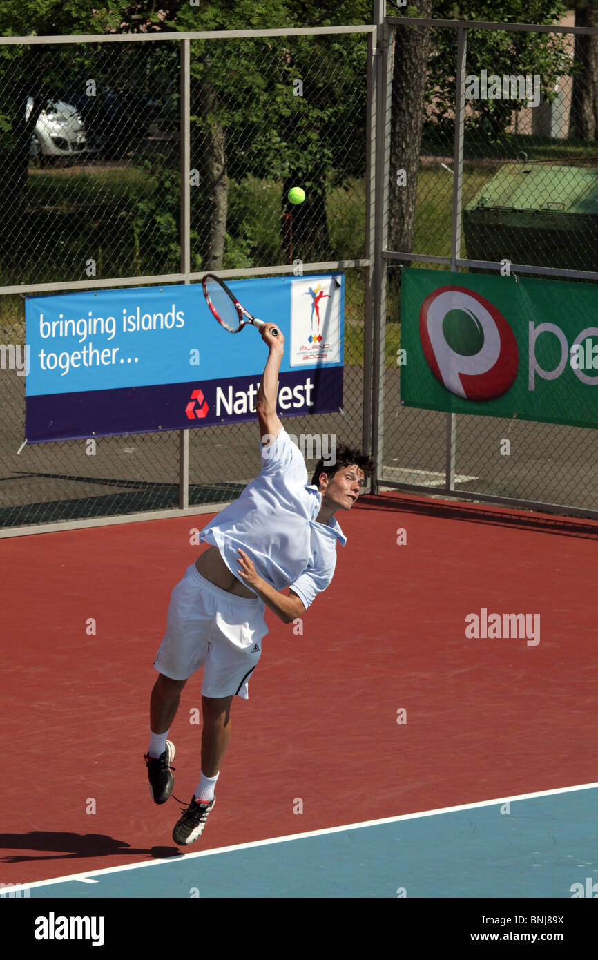 Tennis-Aktion vom Finaltag NatWest Island Games 2009 von Idrottsgården in Mariehamn auf Åland, 2. Juli 2009 Stockfoto