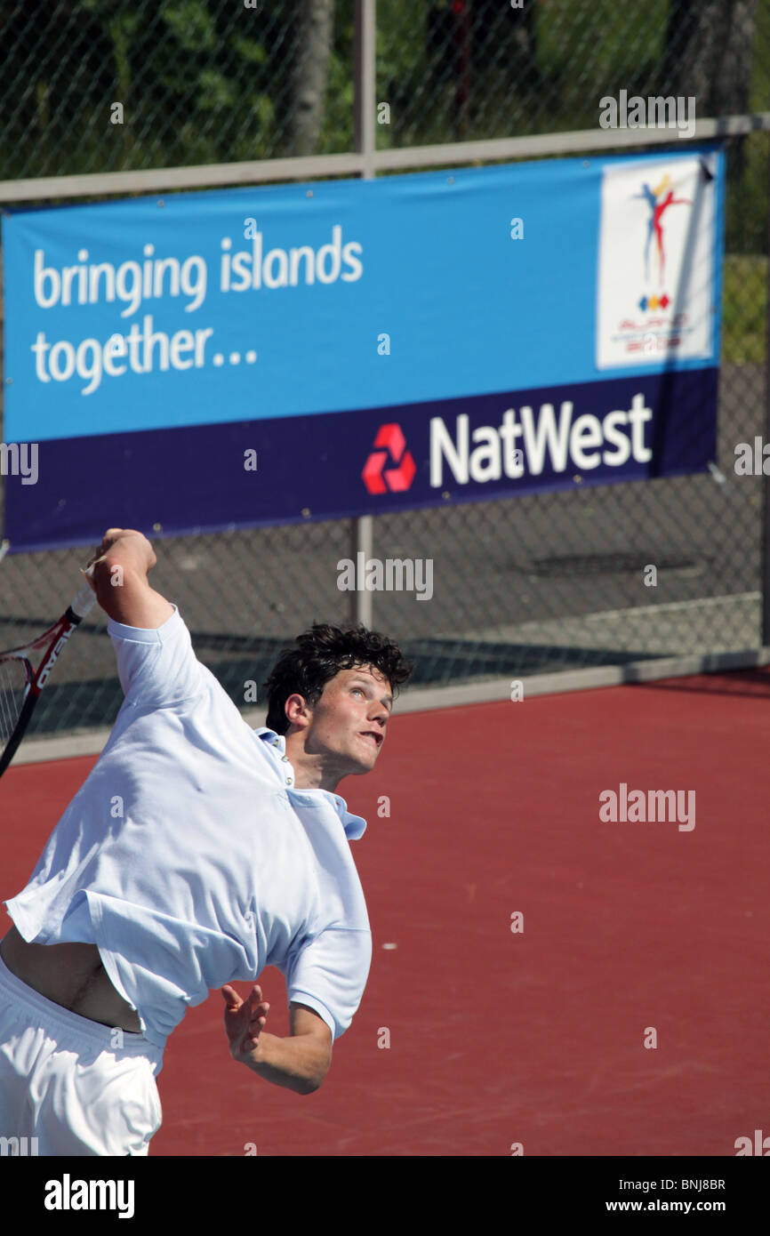 Tennis-Aktion vom Finaltag NatWest Island Games 2009 von Idrottsgården in Mariehamn auf Åland, 2. Juli 2009 Stockfoto