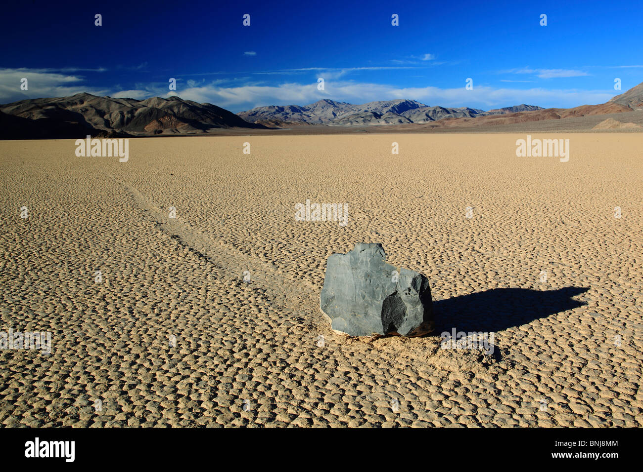 Racetrack Playa Death Valley Nationalpark Kalifornien USA Nordamerika Boulder Stein Brocken Schlamm Trail Phänomen Track Trace Stockfoto