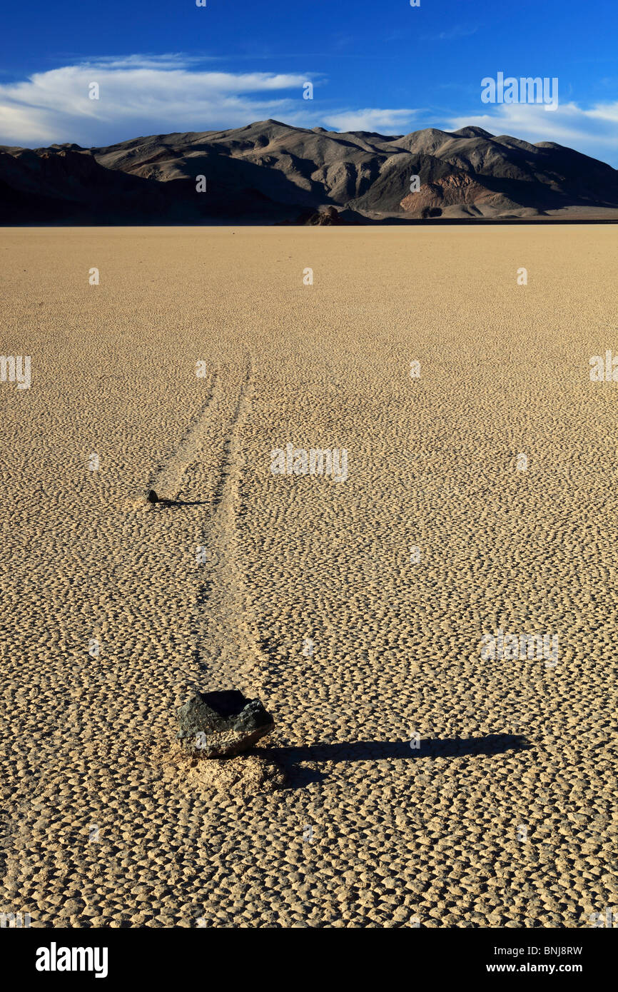 Racetrack Playa Death Valley Nationalpark Kalifornien USA Nordamerika Boulder Stein Brocken Schlamm Trail Phänomen Track Trace Stockfoto