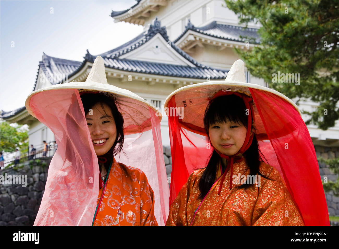 Japan Asia Odawara Schloss Burg Festival Frauen traditionell Tracht Hut Schleier Stockfoto