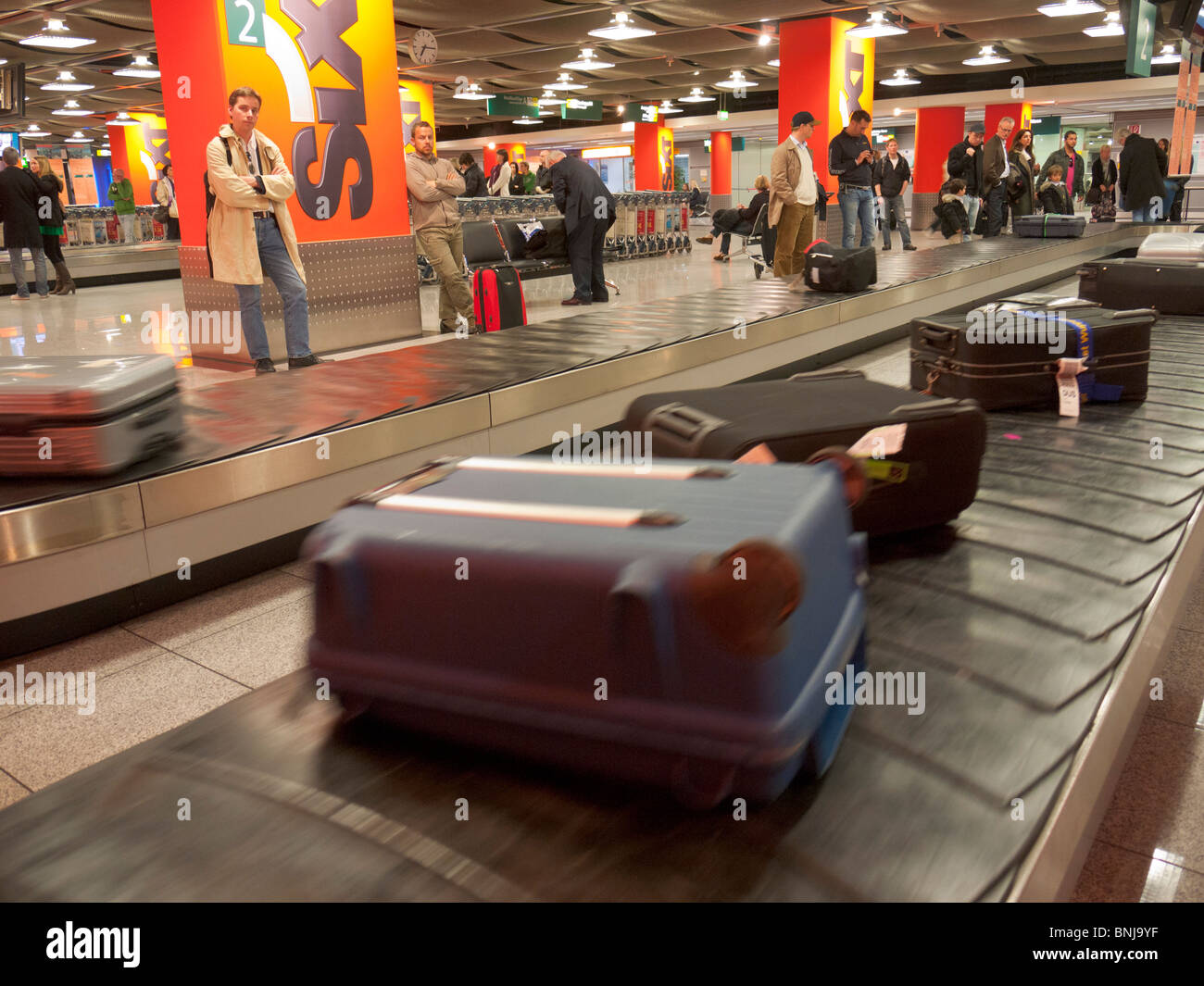 Fällen / Koffer / Stämme auf dem Förderband der Gepäckausgabe des  Flughafens Düsseldorf angekommen Stockfotografie - Alamy