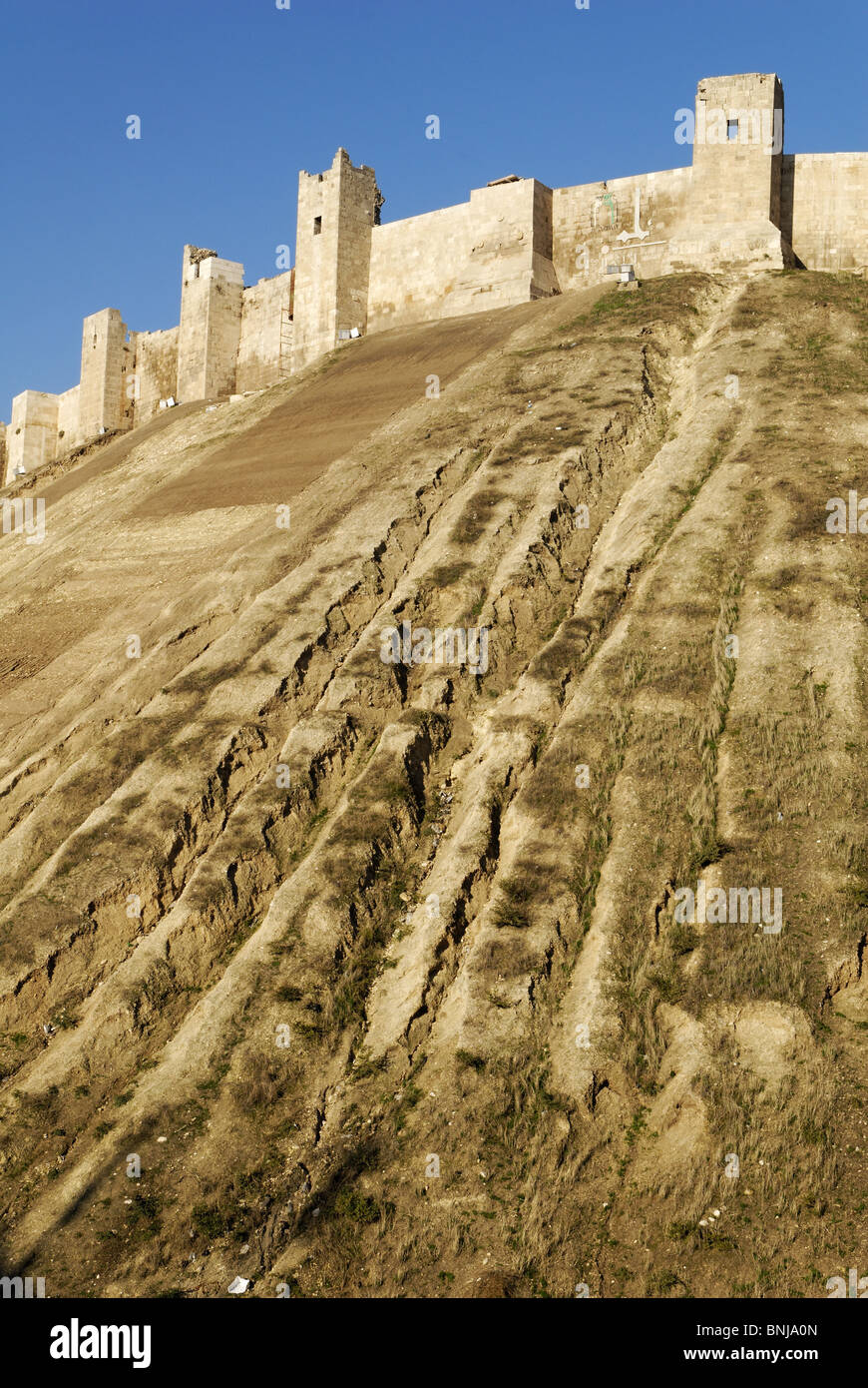 historische Zitadelle Aleppo Syrien Arabien Naher Osten alt alte Stadt Arabisch arabische Architektur Bastion Bastionen Gebäude Stockfoto