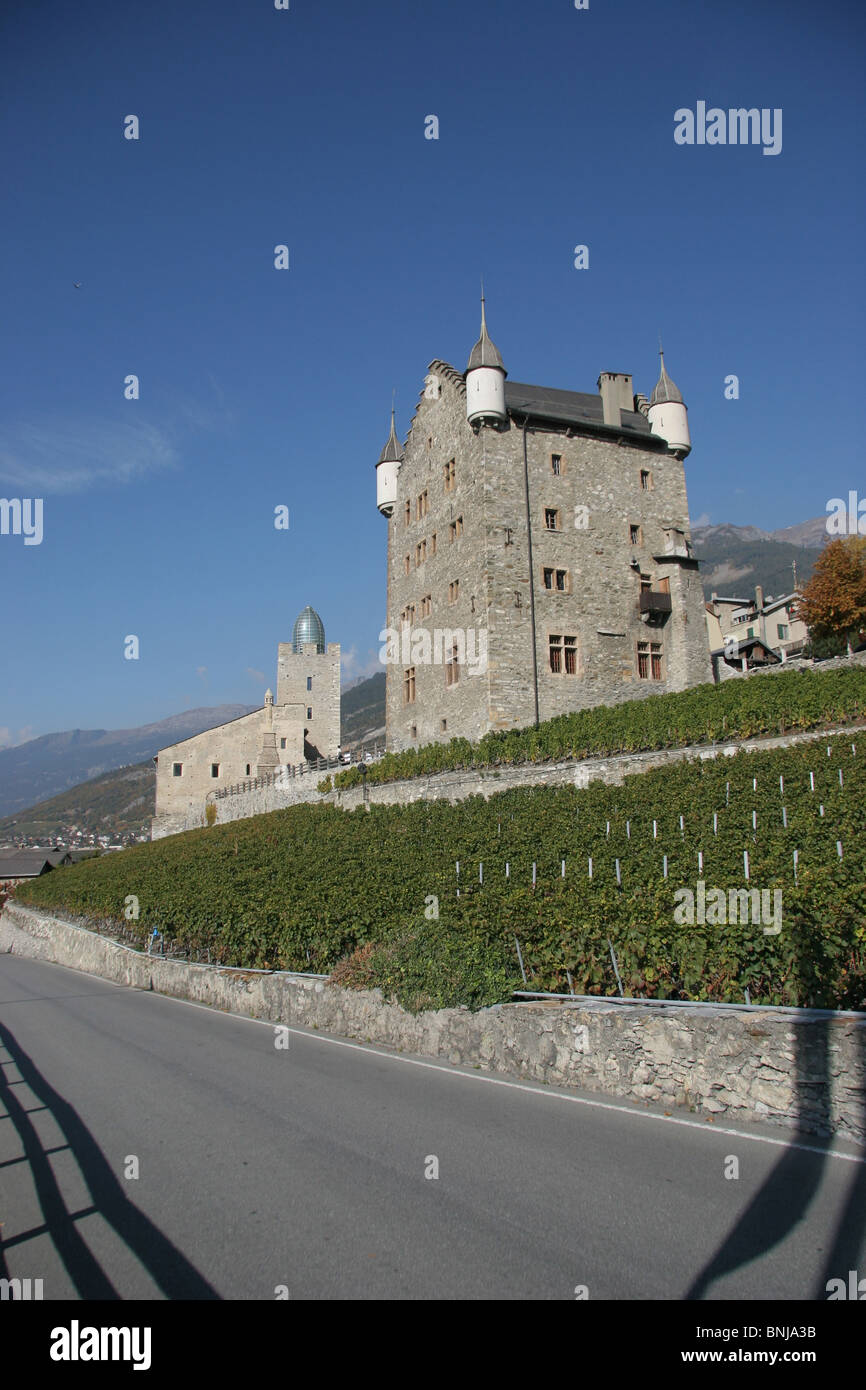 Schweiz Kanton Wallis Leuk Leuk Schlossturm Rathaus Weinberg Straße Alpen Berge mittelalterlichen Mario Botta Architektur Stockfoto