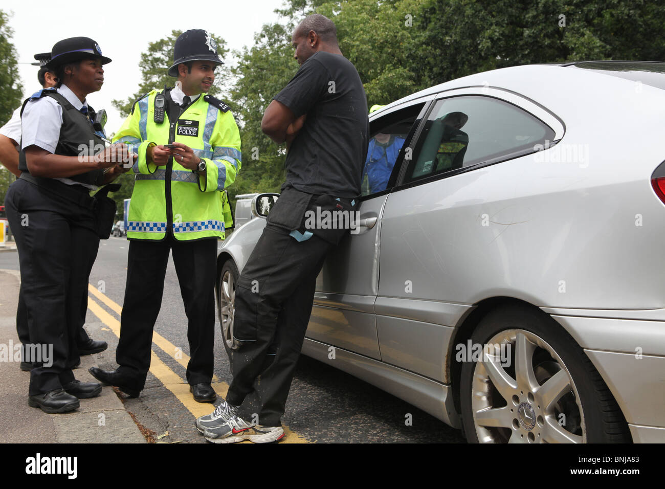 ein Stachel Polizeieinsatz in Barnet, North London. Die Polizei Autos zu stoppen und Suche sie, um Verbrecher zu finden oder Stockfoto