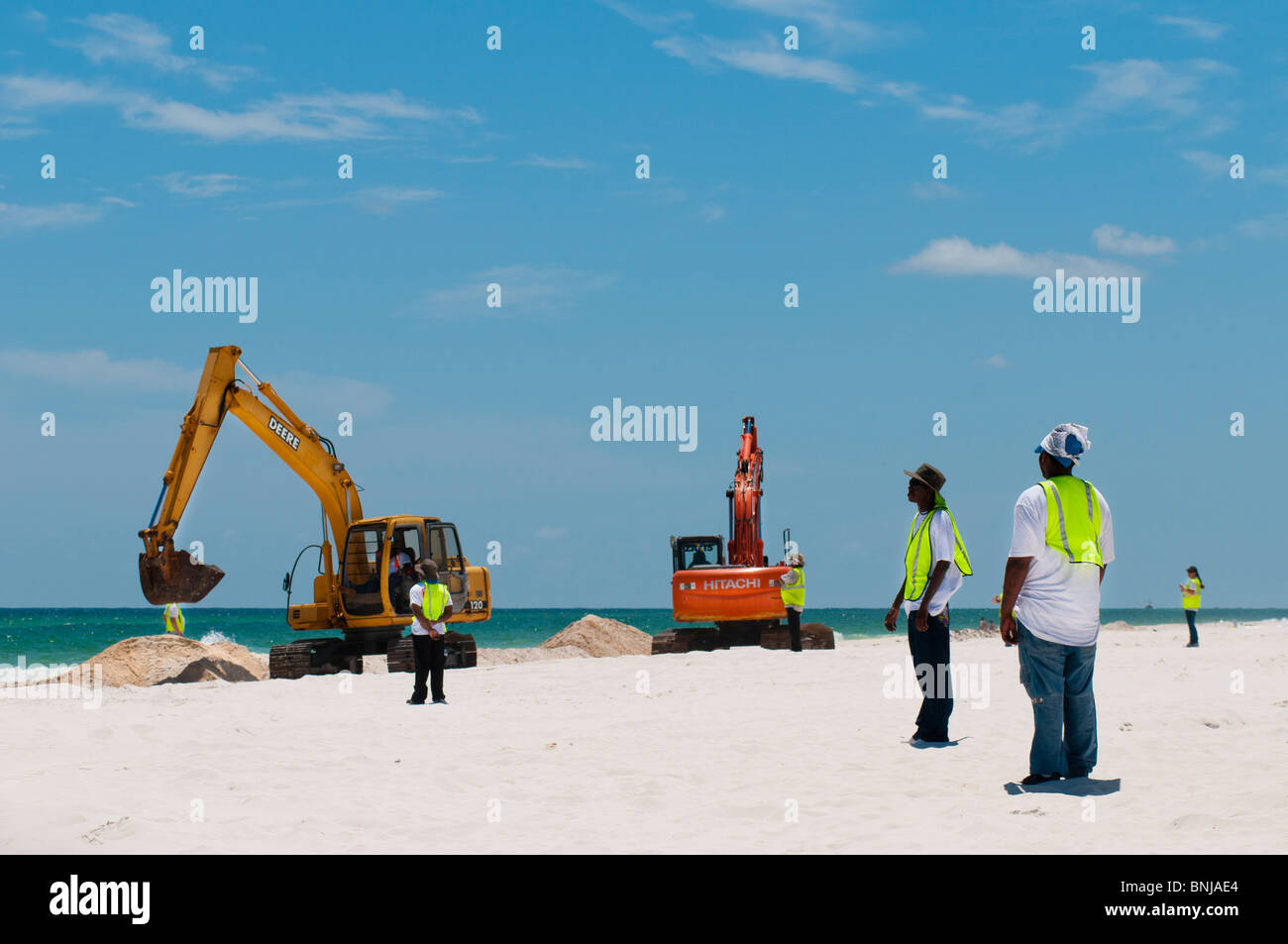 Erdbewegungsmaschinen Ausheben von Gräben im Sand, die Tiefe der Öl-Schichten unter der Oberfläche bestimmen. Stockfoto