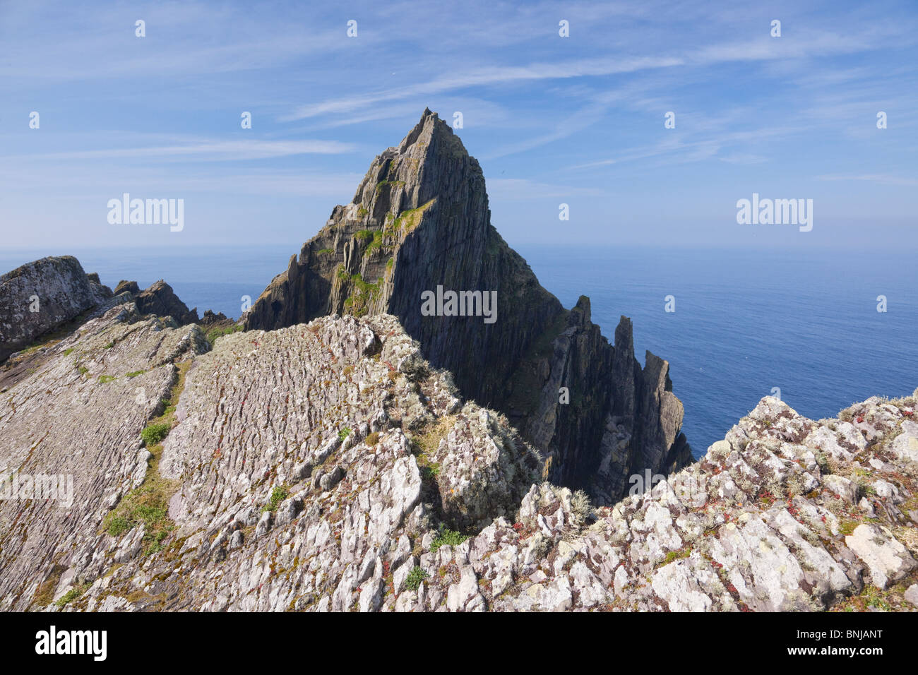 Felsen am Gipfel von Skellig Michael County Grafschaft Kerry im Frühlingssonnenschein Republik von Irland Irland Europa Stockfoto